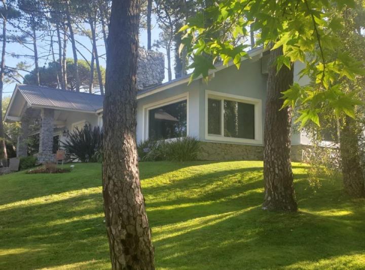 Casa · 390m² · 7 Ambientes · 6 Cocheras