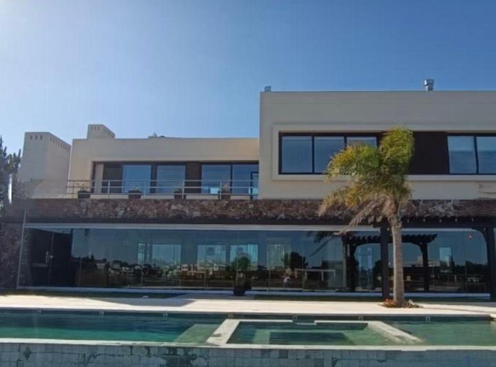Casa · 778m² · 5 Ambientes · 2 Cocheras
