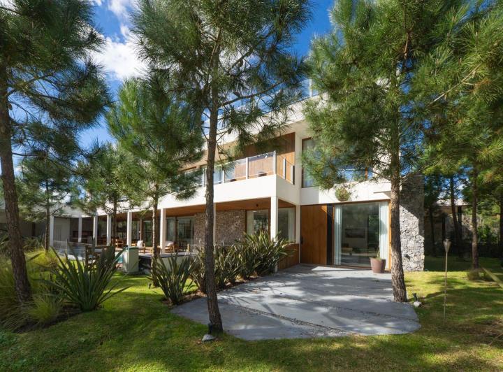 Casa · 325m² · 7 Ambientes · 2 Cocheras