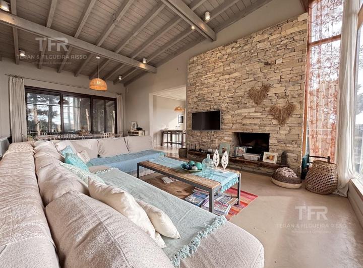 Casa · 243m² · 6 Ambientes