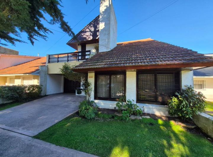 Casa · 245m² · 5 Ambientes · 1 Cochera