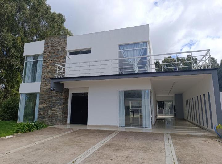 Casa · 371m² · 6 Ambientes · 2 Cocheras