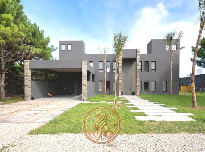 Casa · 480m² · 7 Ambientes · 2 Cocheras