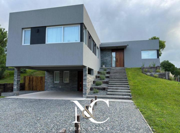 Casa · 225m² · 6 Ambientes · 2 Cocheras