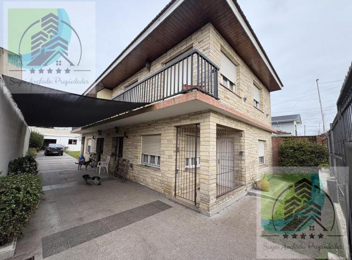 Casa · 305m² · 8 Ambientes · 1 Cochera