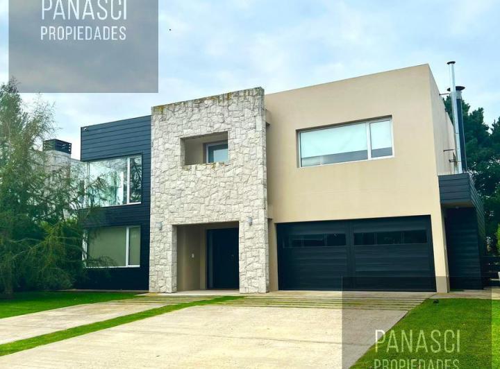 Casa · 300m² · 4 Ambientes · 3 Cocheras