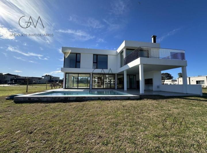 Casa · 236m² · 5 Ambientes · 2 Cocheras