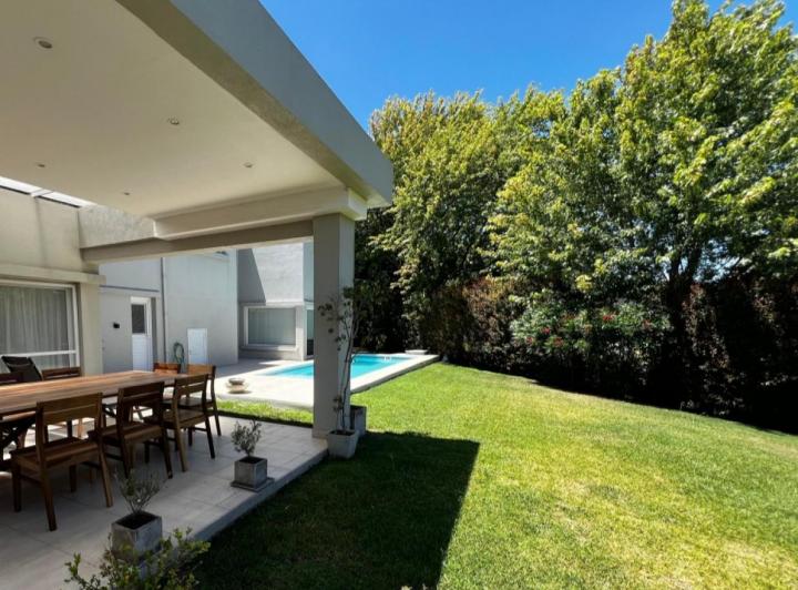 Casa · 350m² · 5 Ambientes · 2 Cocheras
