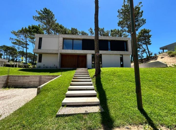 Casa · 260m² · 5 Ambientes · 1 Cochera