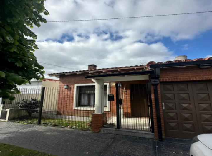 Casa · 180m² · 4 Ambientes · 1 Cochera