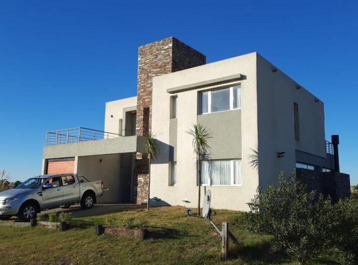 Casa · 350m² · 6 Ambientes · 1 Cochera
