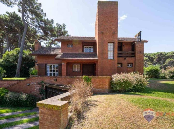 Casa · 254m² · 5 Ambientes · 1 Cochera