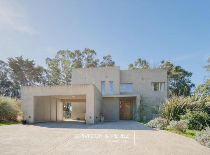Casa · 335m² · 5 Ambientes · 4 Cocheras