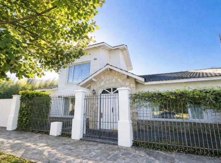 Casa · 170m² · 3 Dormitorios · 2 Cocheras