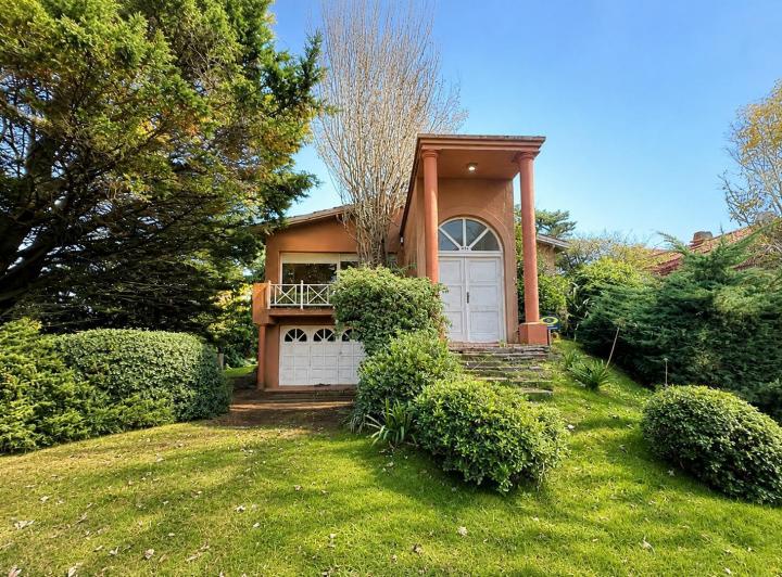 Casa · 200m² · 10 Ambientes · 1 Cochera