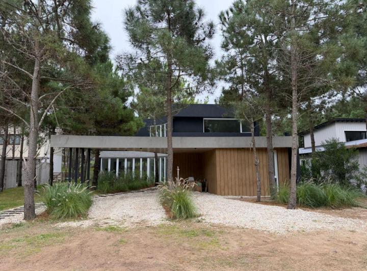 Casa · 258m² · 6 Ambientes · 1 Cochera