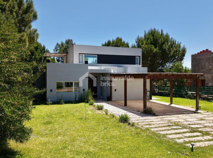 Casa · 195m² · 5 Ambientes · 6 Cocheras