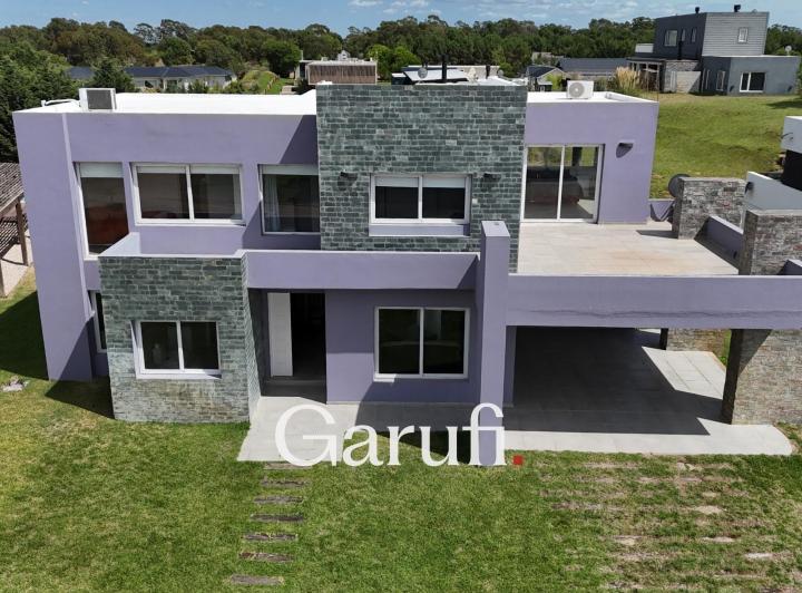 Casa · 220m² · 5 Ambientes · 1 Cochera