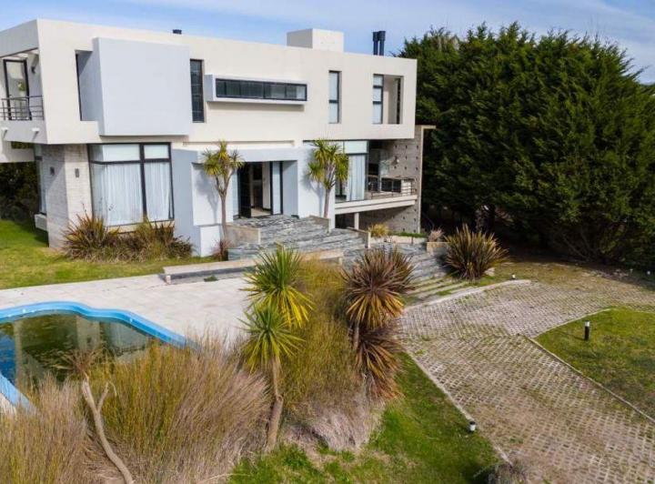 Casa · 238m² · 5 Ambientes · 2 Cocheras