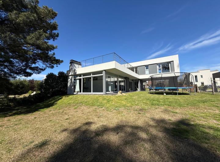 Casa · 234m² · 5 Ambientes · 2 Cocheras