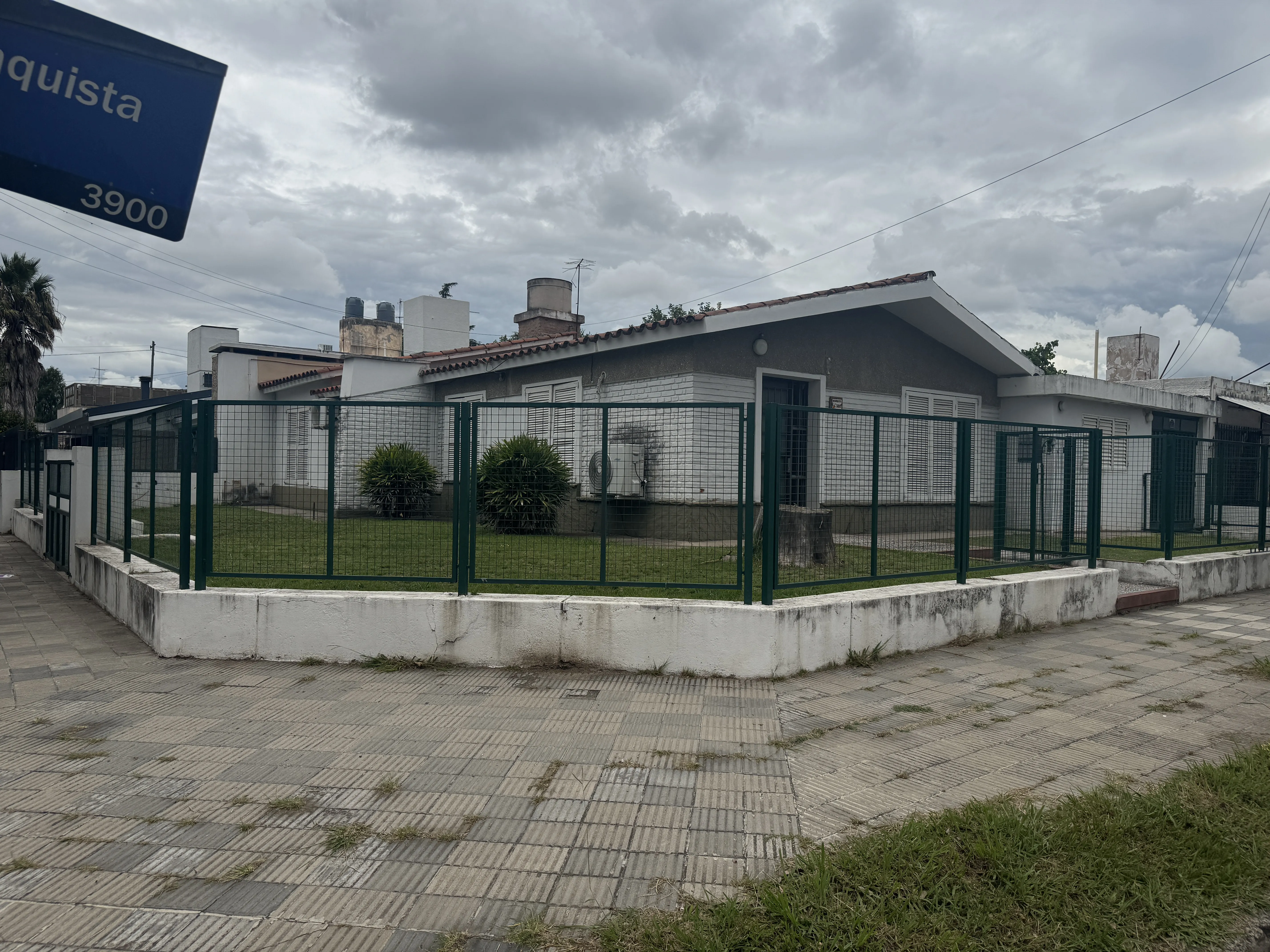B° MATIENZO - CASA 3 DORM. CON PATIO Y GARAJE - U$S90.000.-