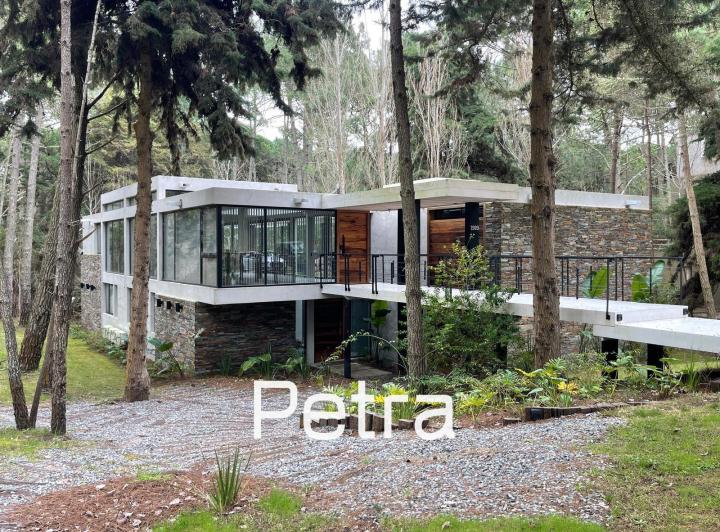Casa · 400m² · 6 Ambientes · 5 Cocheras