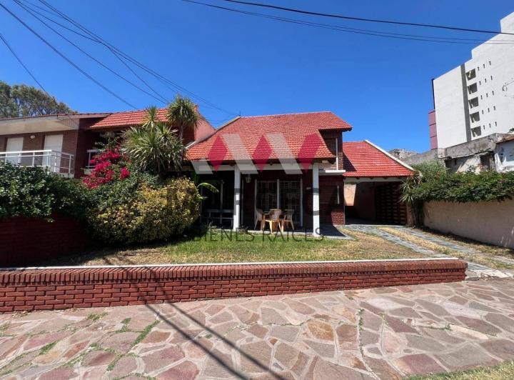 Casa · 235m² · 5 Ambientes · 1 Cochera