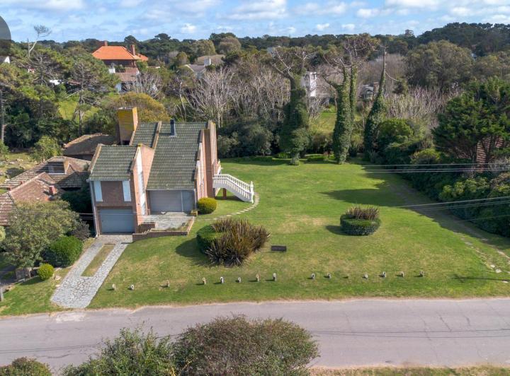 Casa · 293m² · 8 Ambientes · 1 Cochera