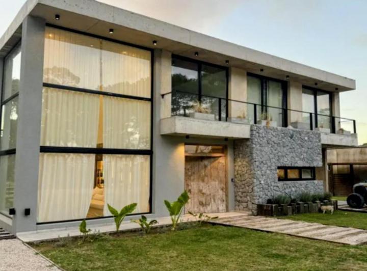 Casa · 300m² · 8 Ambientes