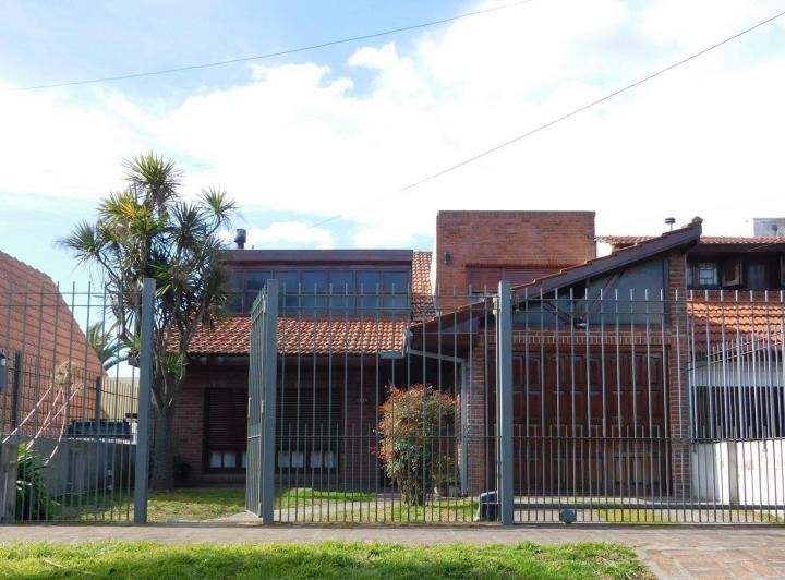Casa · 200m² · 6 Ambientes · 2 Cocheras