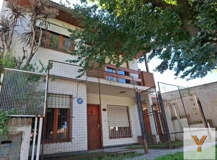 Casa · 200m² · 4 Ambientes · 2 Cocheras