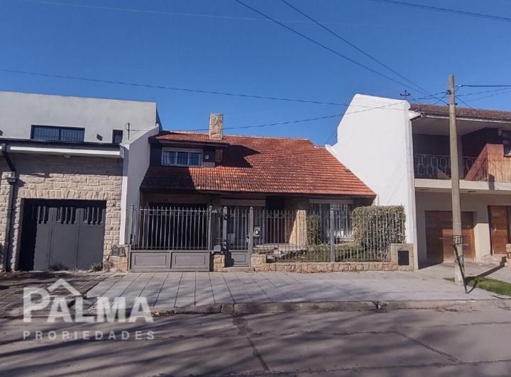Casa · 330m² · 3 Ambientes · 1 Cochera