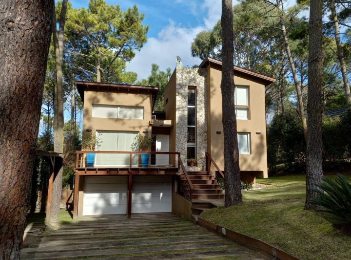 Casa · 220m² · 4 Dormitorios · 2 Cocheras