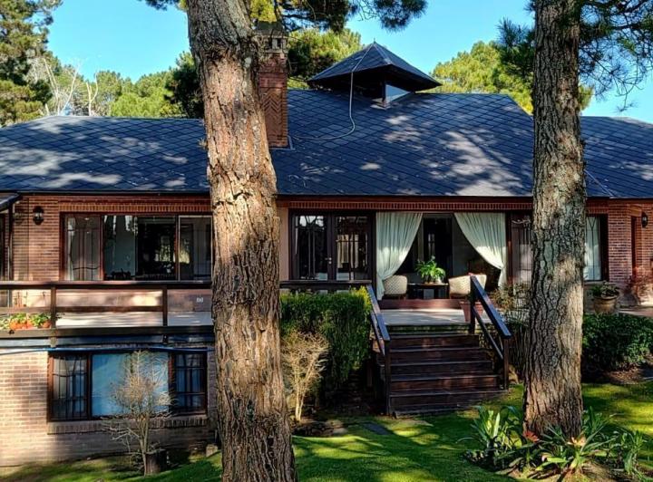 Casa · 250m² · 6 Ambientes · 2 Cocheras