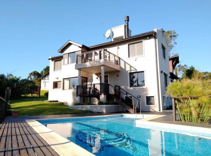Casa · 220m² · 4 Dormitorios · 2 Cocheras