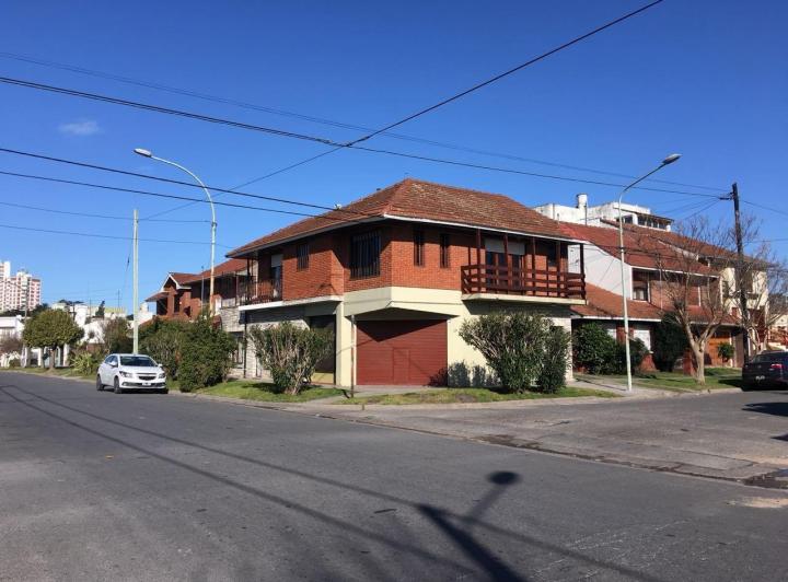 Casa · 290m² · 4 Dormitorios · 2 Cocheras