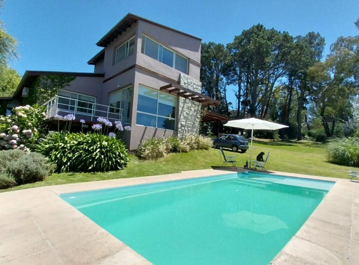 Casa · 220m² · 6 Ambientes · 1 Cochera