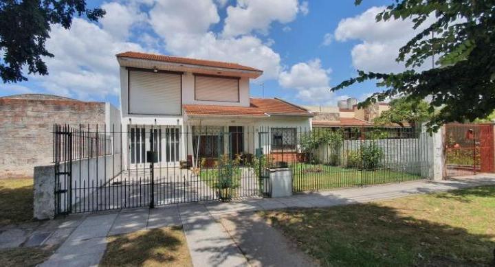 Casa · 200m² · 4 Ambientes · 1 Cochera
