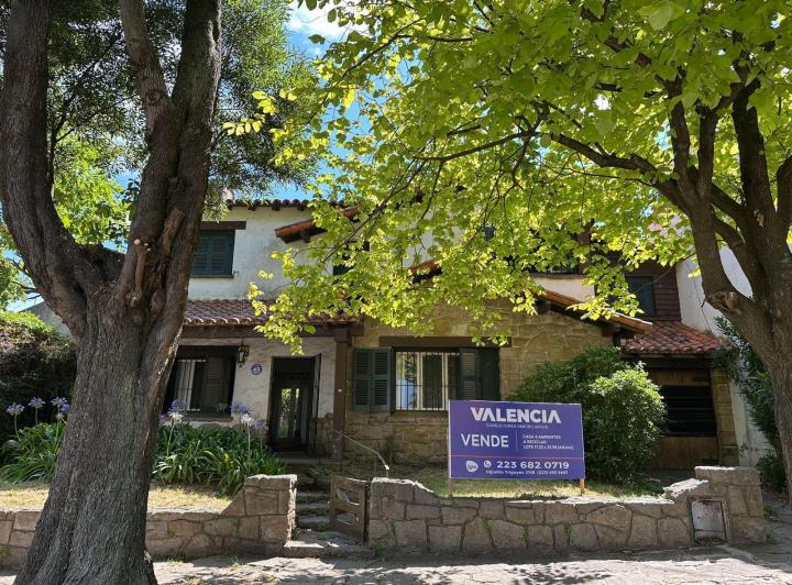 Casa · 247m² · 6 Ambientes · 1 Cochera