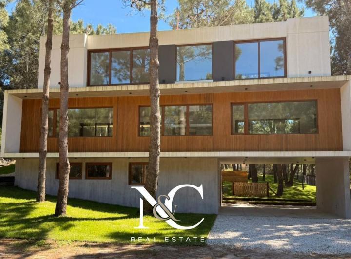 Casa · 250m² · 5 Ambientes · 2 Cocheras