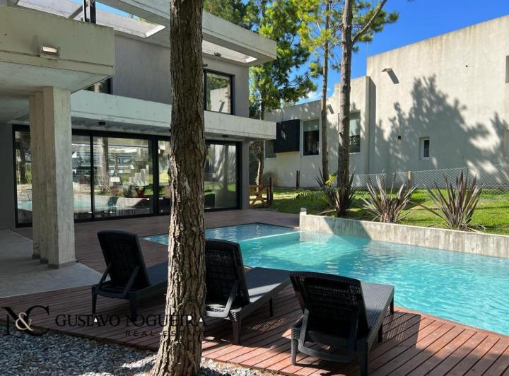 Casa · 210m² · 6 Ambientes · 2 Cocheras