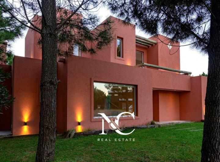 Casa · 200m² · 5 Ambientes · 1 Cochera