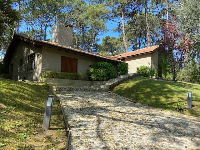Casa · 170m² · 6 Ambientes · 3 Cocheras