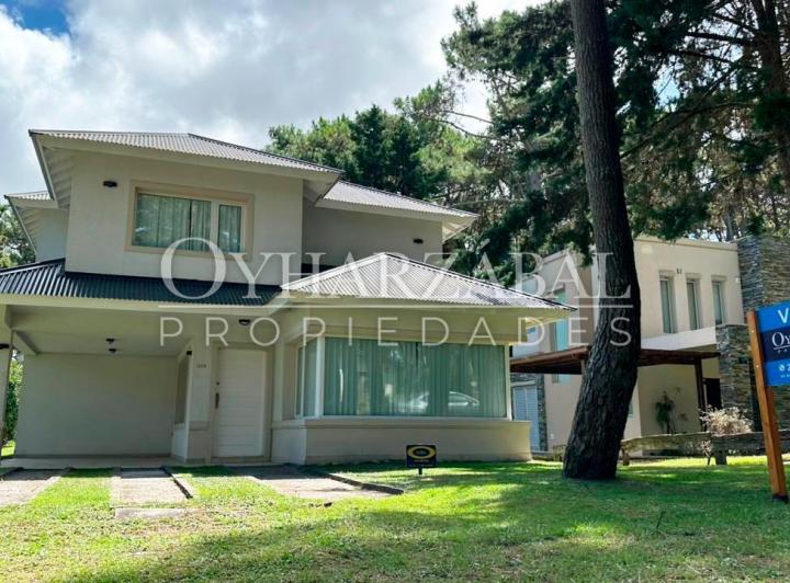 Casa · 807m² · 5 Ambientes · 1 Cochera
