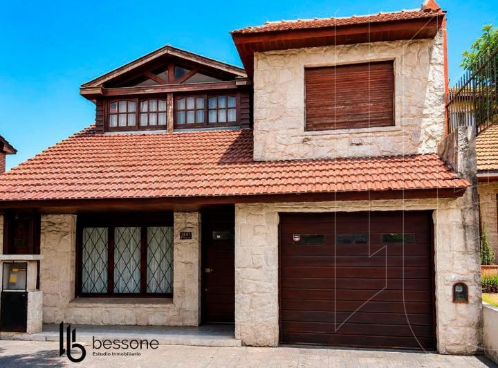 Casa · 330m² · 6 Ambientes · 2 Cocheras