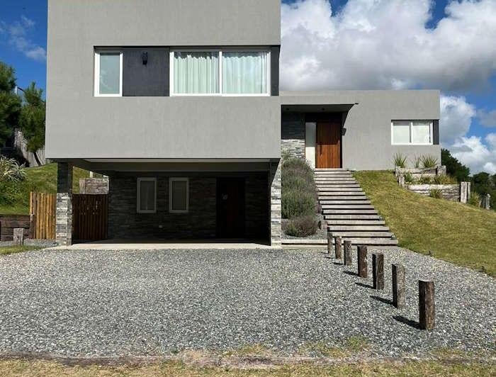 Casa · 285m² · 6 Ambientes · 2 Cocheras