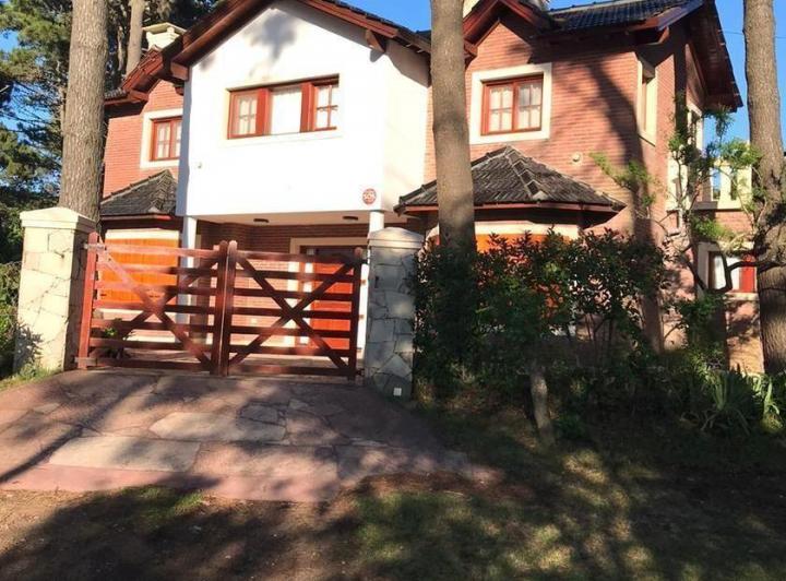 Casa · 160m² · 4 Ambientes · 1 Cochera