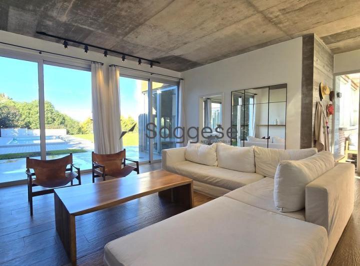 Casa · 345m² · 6 Ambientes · 2 Cocheras