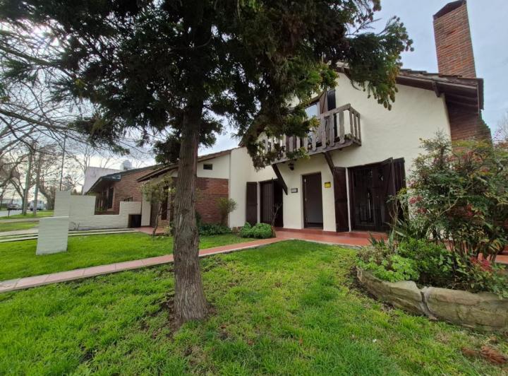 Casa · 184m² · 4 Ambientes · 4 Cocheras