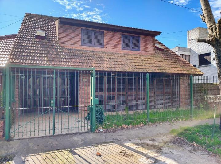 Casa · 250m² · 6 Ambientes · 2 Cocheras